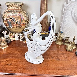 Escultura em porcelana mulher dançando