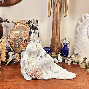 Escultura em porcelana oriental gueixa