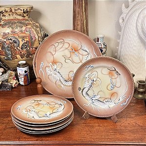 Conjunto de sobremesas em porcelana japonesa.