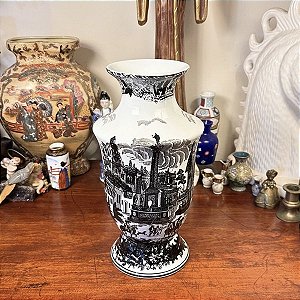 Antigo vaso em porcelana de provável procedência inglesa