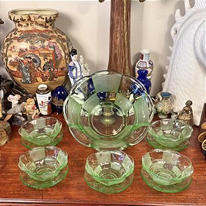 Conjunto de sobremesas em vidro verde estilo Uralina.