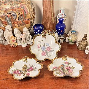 Conjunto com 3 antigos pratinhos de porcelana