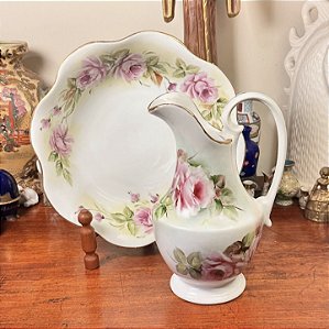 Gomil em porcelana com linda decoração floral.