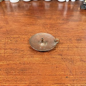 Pequeno incensário estilo palmatória em metal.