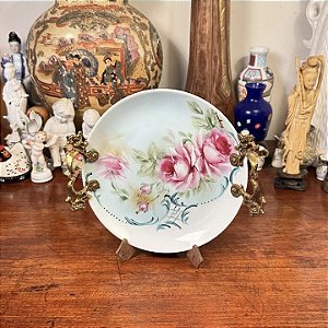 Prato em porcelana com alças.