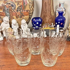 Conjunto com 5 antigos copos em vidro fino.