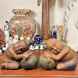 Par esculturas em madeira pequenos Budas.