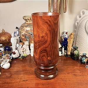 Vaso esculpido em jacarandá maciço