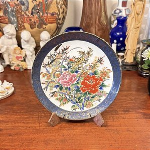 Antigo prato decorativo em porcelana japonesa.