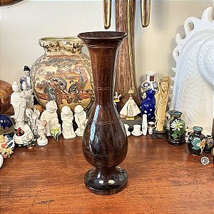 Vaso esculpido em madeira nobre.