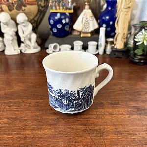 xícara de chá em porcelana inglesa