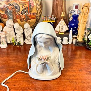 Luminária em porcelana fria.