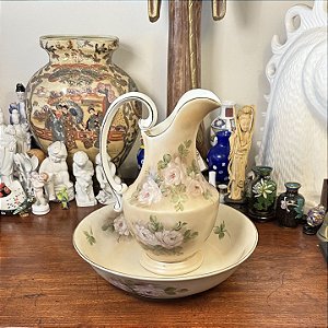 Gomil com bacia em porcelana.