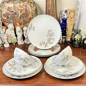 Conjunto 1 prato de sobremesa e uma xícara de chá em porcelana oriental.