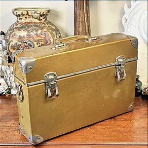 Maleta antiga italiana em papelão rígido e detalhes em metal.