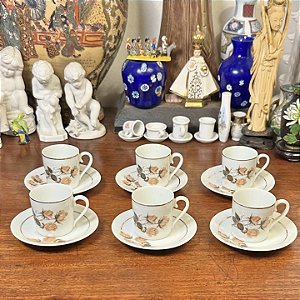 Xícaras em antiga porcelana Polovi.