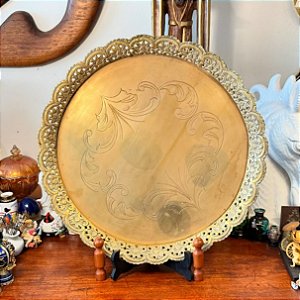 Elegante salva em metal dourado.