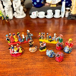 Conjunto escultórico de miniaturas em barro.
