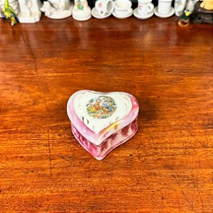 Delicado porta-joias em antiga porcelana.