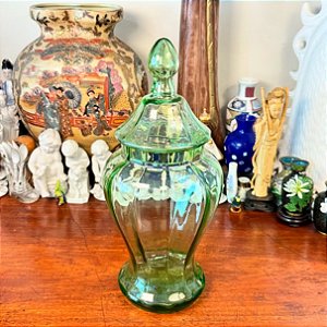 Antiga bomboniere em vidro verde.