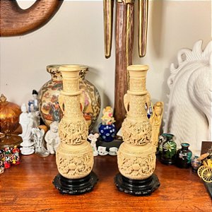 Par de vasos orientais em resina.