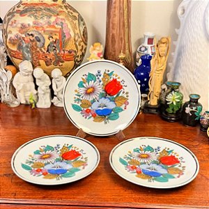 Conjunto com 3 antigos pratos de sobremesa.