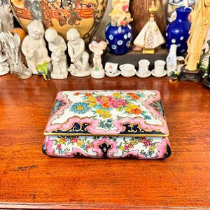 Caixa de porcelana com delicada e encantadora pintura floral feita à mão.
