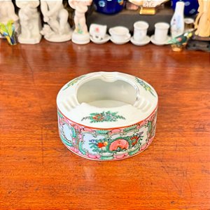 Elegante cinzeiro em porcelana fina.