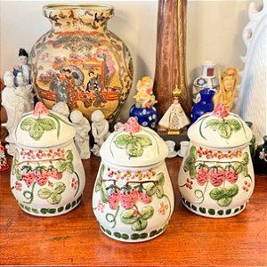 Conjunto antigo com 3 potes em cerâmica esmaltada.