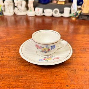 Xícara de café em antiga porcelana canelada Pozzani.