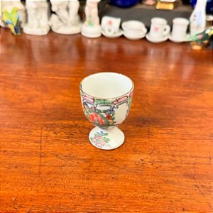 Porta-ovos em porcelana oriental.