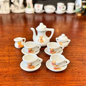 Delicado conjunto em miniatura de porcelana.