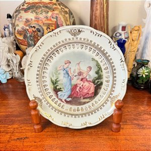 Deslumbrante prato decorativo em porcelana Schmidt.