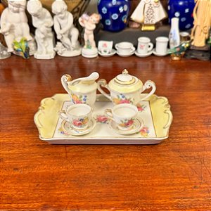 Elegante mini conjunto em porcelana.