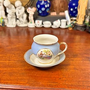Xícara em porcelana com formato oval