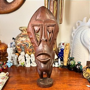 Escultura entalhada em madeira nobre africana.