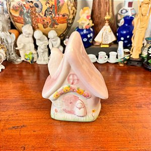 Antiga casinha em cerâmica esmaltada.
