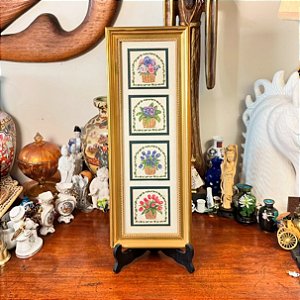 Quadro antigo com imagens de vasinhos de flores.