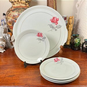 Conjunto de sobremesas em porcelana Renner.