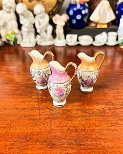 Conjunto com 3 mini ânforas em porcelana.
