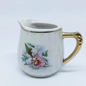 Antiga leiteira em porcelana canelada.