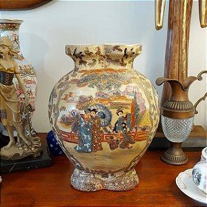 Antiguíssimo vaso oriental em cerâmica Satsuma.
