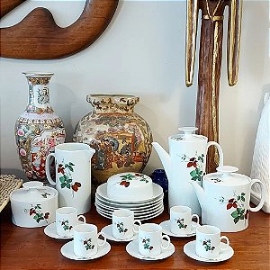 Conjunto em porcelana Renner.