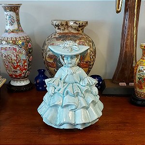 Escultura em porcelana Dama Européia.