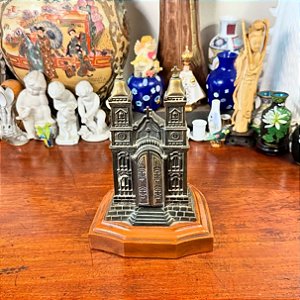 Capelinha oratória em metal.