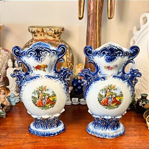 Par de antigos vasos em porcelana.