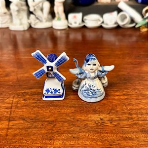Par de bibelôs em porcelana holandesa.