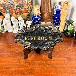 Antiga placa de banheiro em metal ‘Pipi Room’.