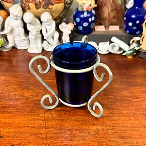 Vasinho em vidro azul com suporte em metal.