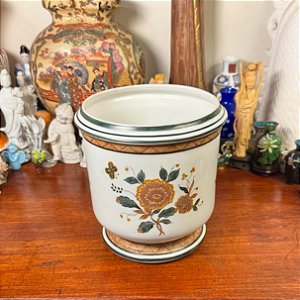 Elegante e belíssimo cachepot em porcelana.